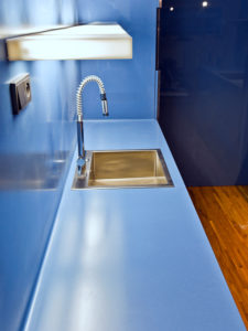 Modrá kuchyňská deska z umělého kamene Corian