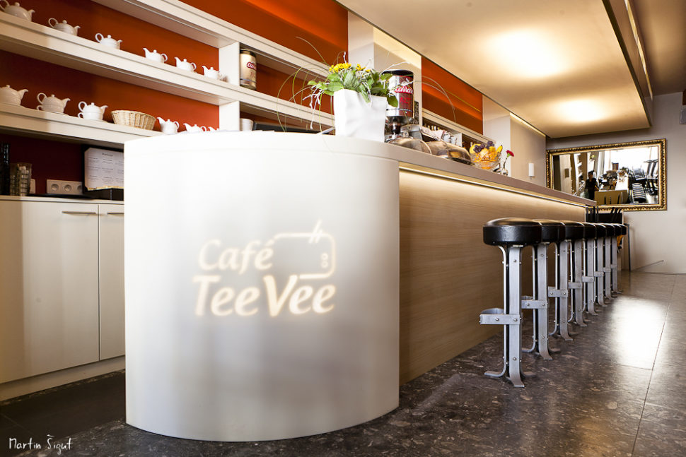 Podsvícený barový pult v Café TeeVee - umělý kámen LG Hi-Macs