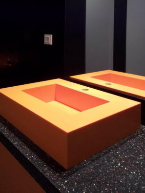 Oranžové umyvadlo a umyvadlová deska včetně obkladu stěny - umělý kámen Swanstone