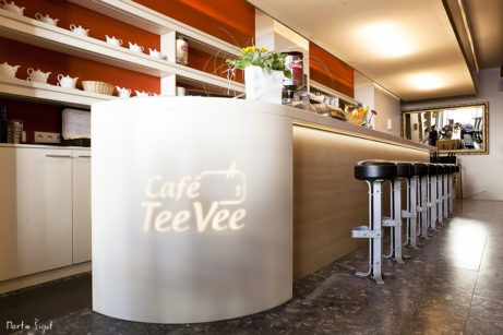 Podsvícený barový pult v Café TeeVee - umělý kámen LG Hi-Macs