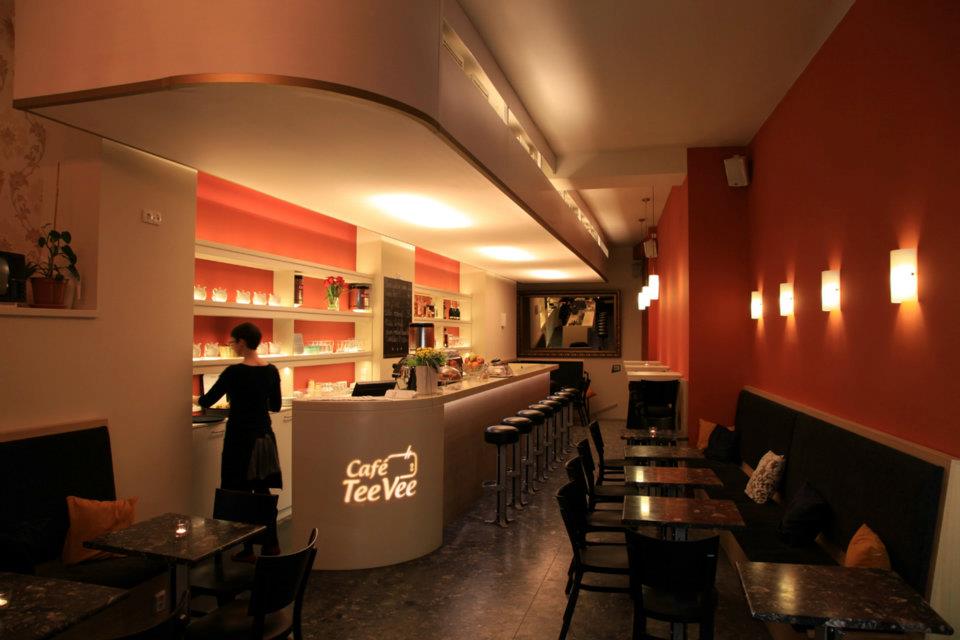Barový pult s podsvícením loga v Café TeeVee - umělý kámen LG Hi-Macs