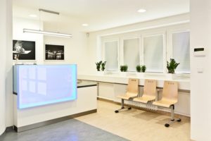 Podsvícený recepční pult pro zdravotnické zařízení - umělý kámen LG Hi-Macs